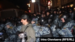 Russian security forces deploy amid opposition and Nashi demonstrations on Moscow's Triumph Square late on December 6.