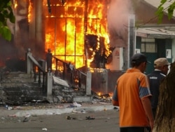 A building burns in Osh on June 11, 2010.