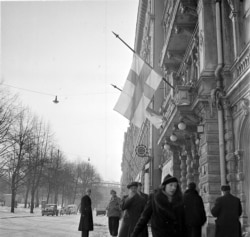 Finnish flags lowered at half-mast in Helsinki on March 13, 1940, after the peace treaty became public.