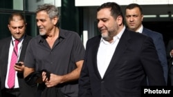 Private investment bank Troika Dialog, run by Ruben Vardanyan (right, with George Clooney in Yerevan in 2016), is allegedly the entity responsible for establishing and operating the scheme.