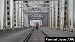 Uzbekistan’s land link with Afghanistan is the Dustlik (Friendship) Bridge, built in 1982 across the Amu-Darya River. A railway track runs down the middle of the bridge.