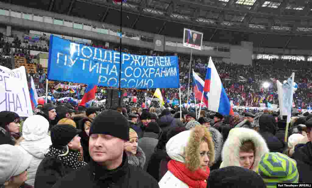 Putin supporters rally in Luzhniki Stadium.