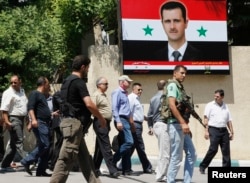 Ake Sellstrom (center, wearing cap), the head of a UN chemical-weapons investigation team, arrives at a military hospital in Damascus on August 30.