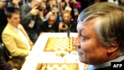 Chess Grandmaster Anatoly Karpov (right, in file photo) received a majority of the Russian Chess Federation's votes for the nomination.