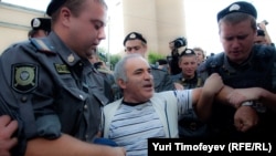 Opposition figure Garry Kasparov being detained by police on August 17.