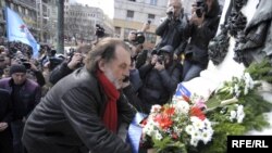 Vuk Draskovic, seen here placing flowers in Belgrade on March 9, is a former foreign minister who heads the Serbian Renewal Movement (SPO).