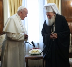 Pope Francis and Bulgarian Patriarch Neofit meeting in Sofia in May 2019. Neofit has said that “the sacred mysteries cannot be a vector of contagion or any disease.”