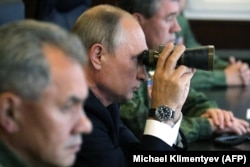 Russian President Vladimir Putin (center) and Defense Minister Sergei Shoigu (left) observe the Zapad-2017 exercises near Leningrad last year.