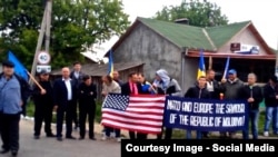 Moldovans welcome the U.S. troops at the Sculeni border crossing. A pro-Russian opposition party had called for demonstrators to block the route, but fewer than a dozen turned up.