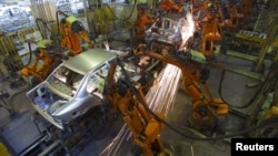 Robots work on a production line of carmaker Iran Khodro, the country's leading automobile manufacturer. (file photo)