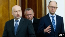 Ukrainian Prime Minister Arseniy Yatsenyuk (right),acting President Oleksandr Turchynov (left) delivered an address together on television. (file photo)