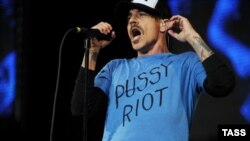 Red Hot Chili Peppers frontman Anthony Kiedis shows some support for Pussy Riot at a concert in Moscow. 