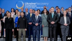 Ukrainian President Volodymyr Zelenskiy (second left), German Chancellor Olaf Scholz (center), and other attendees pose for a photo in Berlin on June 11. 