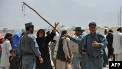 Pashtun nomads talk to Afghan police after confrontations with Hazaras in late August 2010.