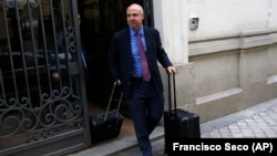 William Browder leaves the anti-graft prosecutor's office in Madrid on May 30 after being released.