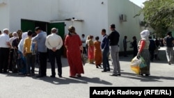 Long lines of people wait in front of a grocery store in Ashgabat to buy vegetable oil, sugar, and flour in late May.