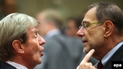 French Foreign Minister Bernard Kouchner (left) with EU foreign policy chief Javier Solana at the foreign ministers' meeting in Brussels on September 15