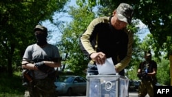 Pro-Russian fighters vote during an independence referendum at their position in the eastern Ukrainian city of Slovyansk on May 11.