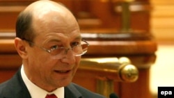 Romanian President Traian Basescu has offered fast-track citizenship to hundreds of thousands of Moldovans