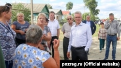 Penza Oblast Governor Ivan Belozertsev (center right) meets with locals in the village of Chemodanovka on June 15. 