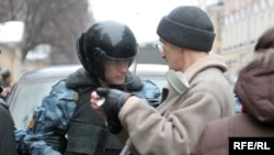 OMON forces confront a journalist in Moscow (file photo)