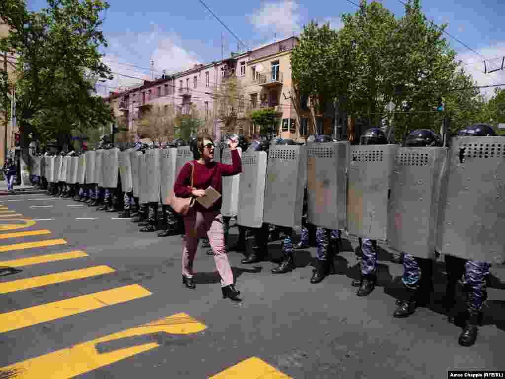 Seda Mavian: &quot;I&#39;m a journalist but before I&#39;m a journalist I&#39;m a citizen, and before you are police you are all citizens of Armenia!&quot;