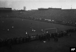 Dynamo Moscow players (in dark) attack the Chelsea goal during the match at Stamford Bridge, London, on November 13, 1945.