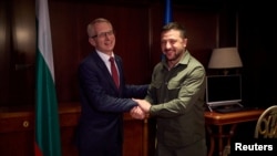 Ukrainian President Volodymyr Zelenskiy (right) meets with Bulgarian Prime Minister Nikolai Denkov in Athens on August 21.