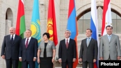 The leaders of Belarus, Kazakhstan, Kyrgyzstan, Armenia, Russia, and Tajikistan pose for a group photo in Yerevan.