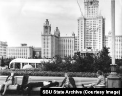 Soviet citizens relaxing on a Moscow bench or French tourists posing as the unemployed?