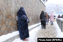 An Afghan woman begs on the street in Kabul. (file photo)