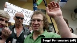 Sergei Mavrodi smiles after being released from prison in Moscow in May 2007.