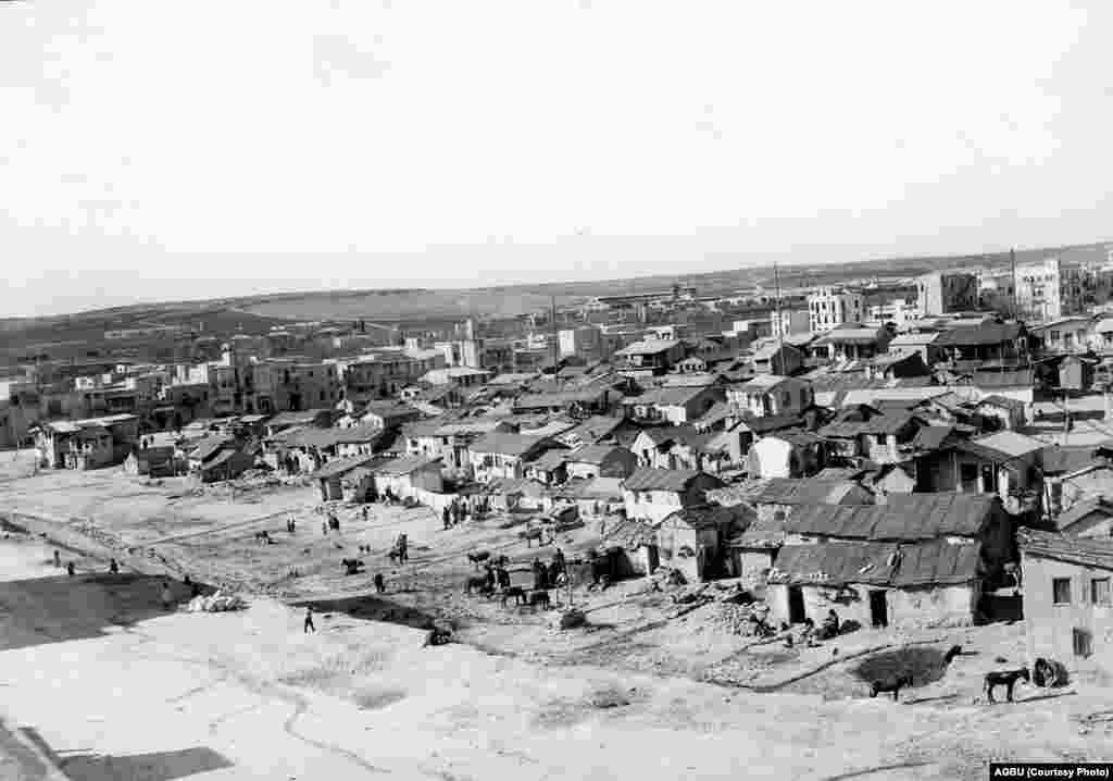 The northern districts of Aleppo in 1936. Refugees&rsquo; shacks appear in the foreground with newly built urban housing in the background.