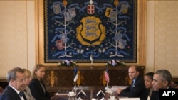 U.S. President Barack Obama (right) and Estonian President Toomas Hendrik Ilves (left) hold talks in Tallinn.