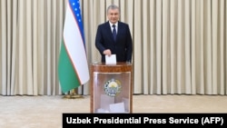 Uzbek President Shavkat Mirziyoev casts his ballot during the presidential election at a polling station in Tashkent on October 24, 2021.