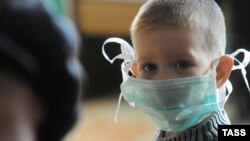 A boy wears a surgical mask in the Russian city of Cita.