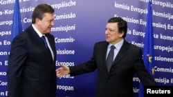 European Commission President Jose Manuel Barroso (right) welcomes Ukrainian President Viktor Yanukovych to Brussels.