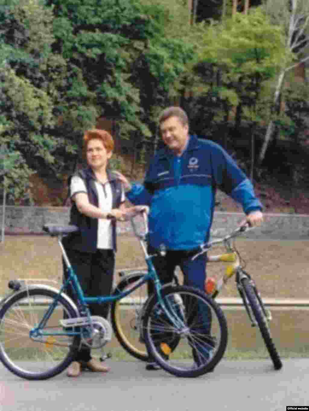 Biking with his wife, Ludmila (courtesy yanukovych.com.ua)