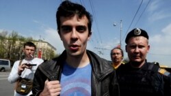 Roman Dobrokhotov (center) is detained by the police outside the Christ the Savior Cathedral in Moscow.