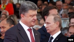 Ukraine's President-elect Petro Poroshenko and his Russian counterpart Vladimir Putin have discussed a possible ceasefire in eastern Ukraine after two Russian journalists die near Luhansk. 