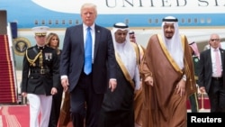 Saudi Arabia's King Salman bin Abdulaziz al-Saud (right) welcome U.S. President Donald Trump during a reception ceremony in Riyadh on May 20.