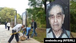 Workers carry out some final preparations for commemorations of the 75th anniversary of Babi Yar tragedy, in Kyiv this week.