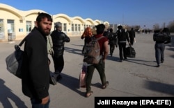 Afghan refugees cross the border into Afghanistan after they were deported by Iran in Nimroz in December.