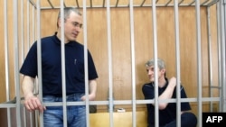 Khodorkovsky (left) and Lebedev in the defendant's box in Moscow in mid-2005