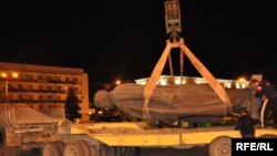 The bronze statue of Stalin being removed from Gori's central square