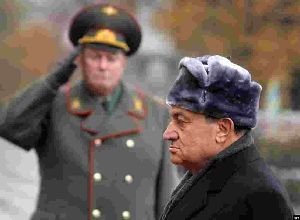 Mubarak attends a wreath-laying ceremony at the Tomb of the Unknown Soldier in Moscow in November 2006.