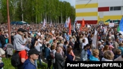 The demonstrators gathered in Michurin Park in the Komi capital, Syktyvkar, on June 2.