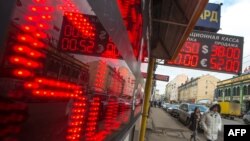 The fall of the ruble can have unpredictable consequences, one analyst says, because the exchange rate is constantly in the public's mind.