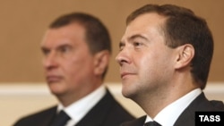 President Dmitry Medvedev (right) and Deputy Prime Minister Igor Sechin