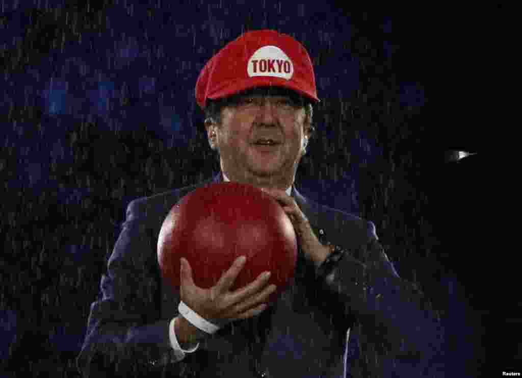 Japanese Prime Minister Shinzo Abe dressed as Nintendo&#39;s Super Mario onstage at the closing ceremonies of the Rio Olympics.